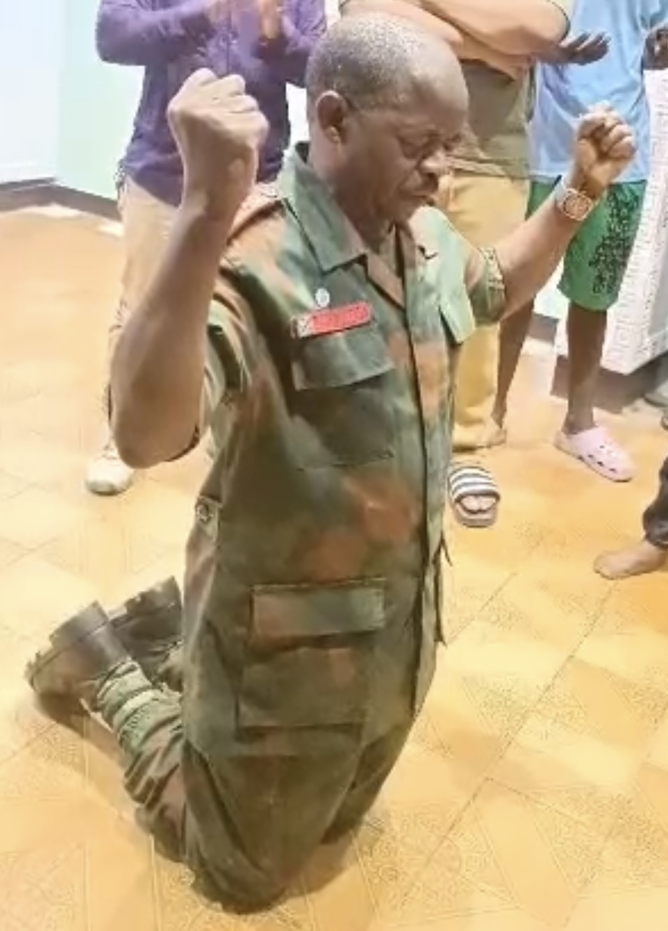 Après sa libération, le lt Général PADIRI BULENDA David rend grâce à Dieu par une prière patriotique d’un homme de foi.