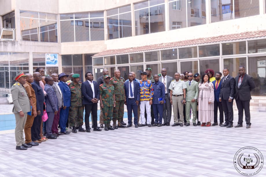 La d&eacute;l&eacute;gation des chefs coutumiers (Bamis) de la province du sud - Kivu satisfaite apr&egrave;s une s&eacute;ance  d'information sur la RAD avec le Lieutenant - G&eacute;n&eacute;ral PADIRI BULENDA David  &agrave; Kinshasa