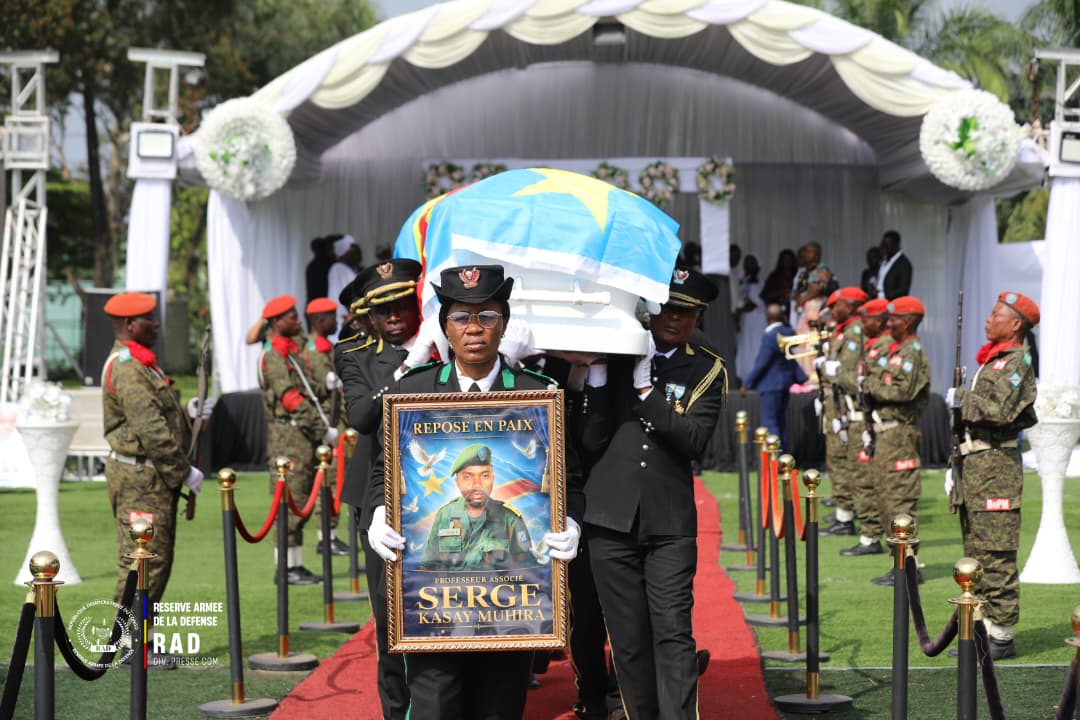 Les Hommages de la Réserve Armée de la Défense au Commandant Professeur Serge Kasay Muhira, Chef du Bureau Comptable a.i.